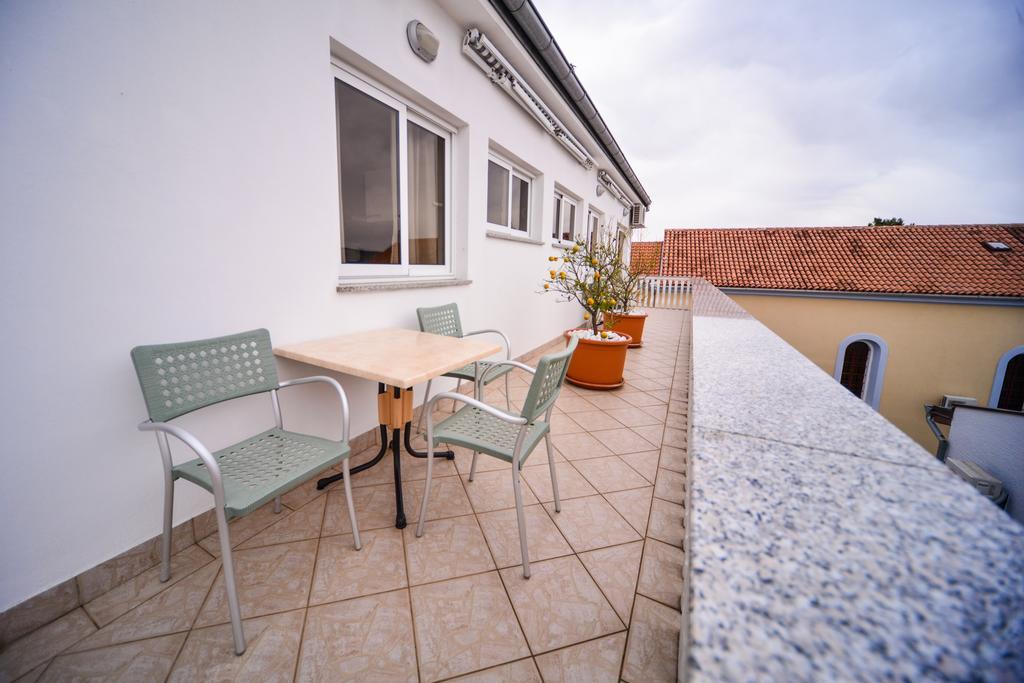Apartments Dalmacija Starigrad Paklenica Værelse billede