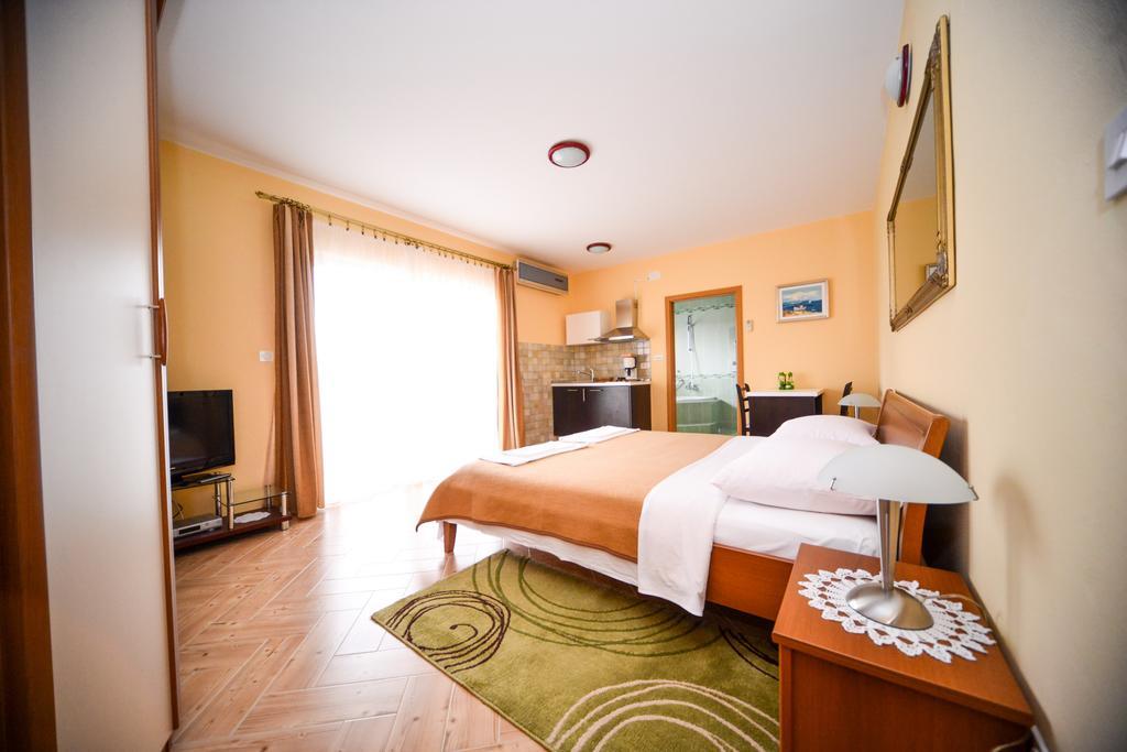 Apartments Dalmacija Starigrad Paklenica Værelse billede