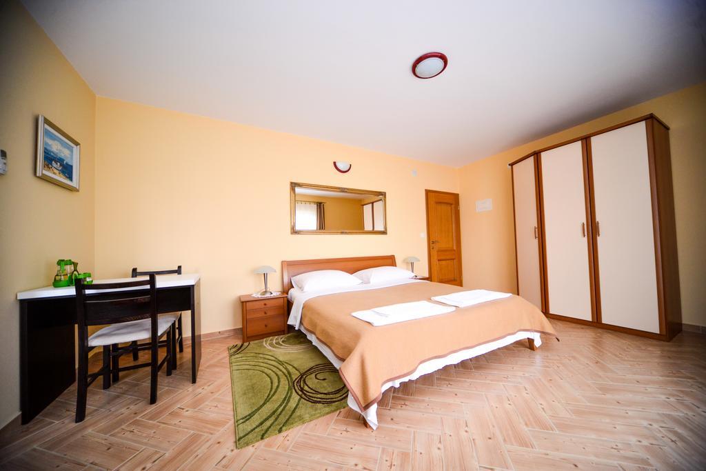 Apartments Dalmacija Starigrad Paklenica Værelse billede